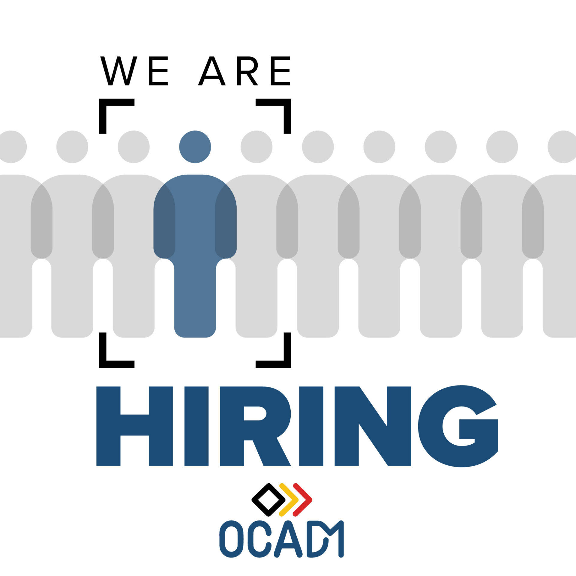 Wervingsaankondiging van het OCAD met de boodschap "WE ARE HIRING" in hoofdletters, met een blauwe silhouet in het midden omkaderd tussen grijze figuren, en het OCAD-logo met pijlen in de Belgische kleuren.